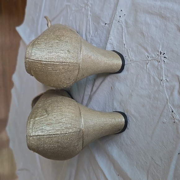 True vintage gold pumps! Fit size 10M! - Picture 4 of 8